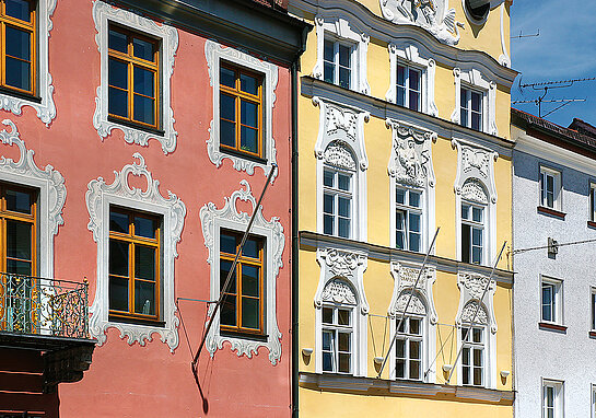 Malerische Kulisse: Prächtige Fassaden flankieren das Zentrum der Freisinger Altstadt. (Foto: Stadt Freising) Malerische Kulisse: Prächtige Fassaden flankieren das Zentrum der Freisinger Altstadt. (Foto: Stadt Freising)