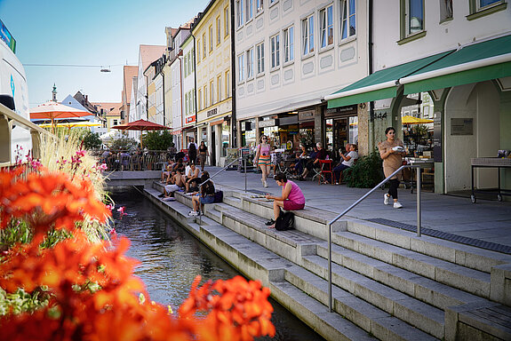 Die neugestaltete Obere Altstadt mit geöffneter Stadtmoosach - ein idealer Ort zum Verweilen innerhalb des Stadtgeschehens.