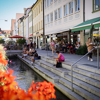Die neugestaltete Obere Altstadt mit geöffneter Stadtmoosach - ein idealer Ort zum Verweilen innerhalb des Stadtgeschehens.
